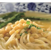 Non Spicy Noodle Soup with Stewed Peas and Egg<br />豆汤面（素食Vegetarian)